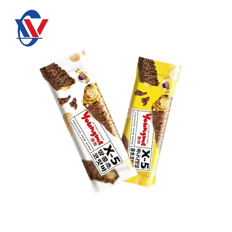 Tassen met chocolade verpakkingen